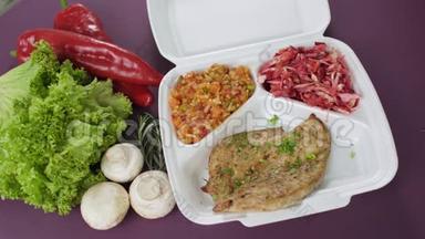 用发泡胶盒包装<strong>外卖</strong>食品.. 新鲜<strong>外卖</strong>套餐，鸡胸肉，米饭，蔬菜和沙拉